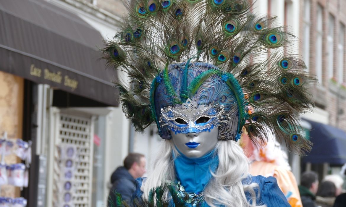 Com o Carnaval no inverno, as escolas reinventar fantasias mais